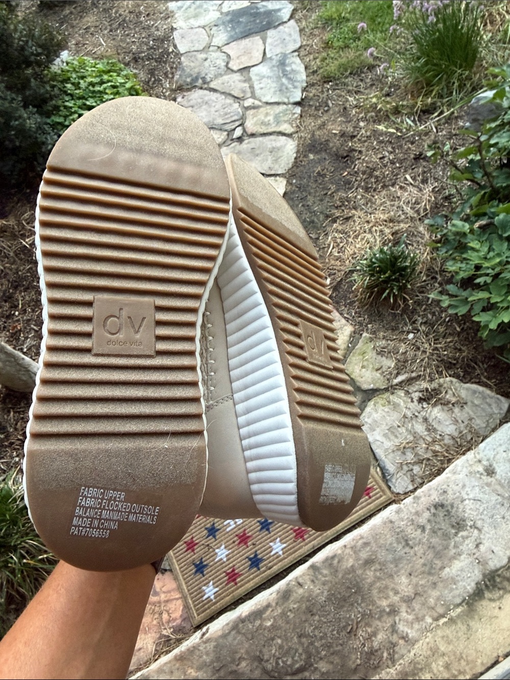 DOLCE VITA Womens Cream Knit Platform Sneakers - Picture 7 of 7
